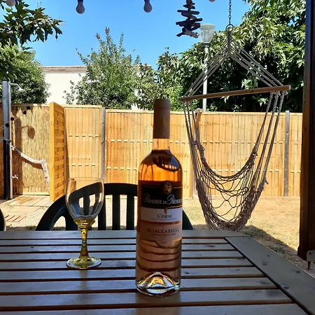 Villa, Maison Bord De Climatisee Casa de Férias